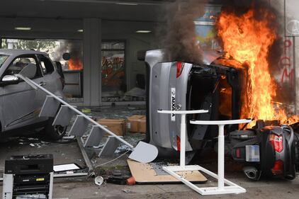 Parigi, scontri tra anarchici e polizia: auto distrutte, vetrine infrante 11