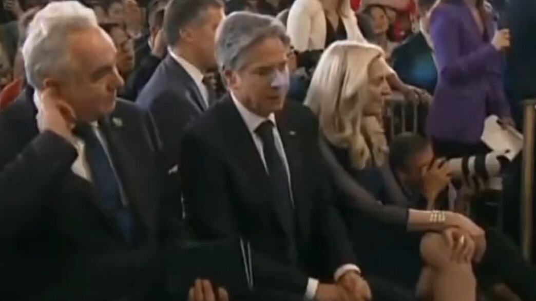 "Sì, lo è...”: cosa rivela il gesto di Blinken dopo la risposta di Biden su Xi