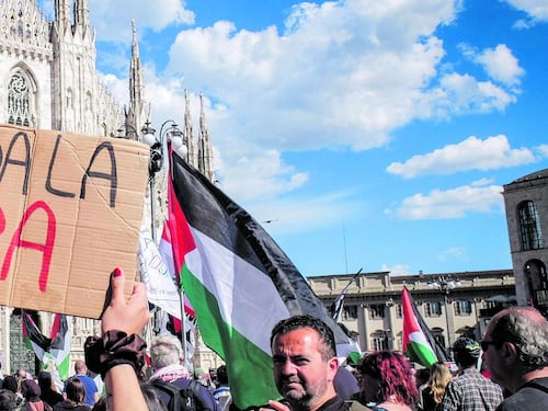 I pro Pal fanno finta di nulla: insulti e cori pro Hezbollah