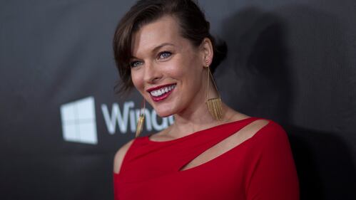 Milla Jovovich, mamma social contro i paparazzi 32