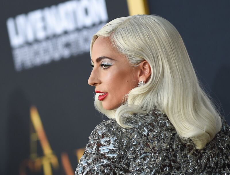 Lady Gaga, scollatura hot alla première 1