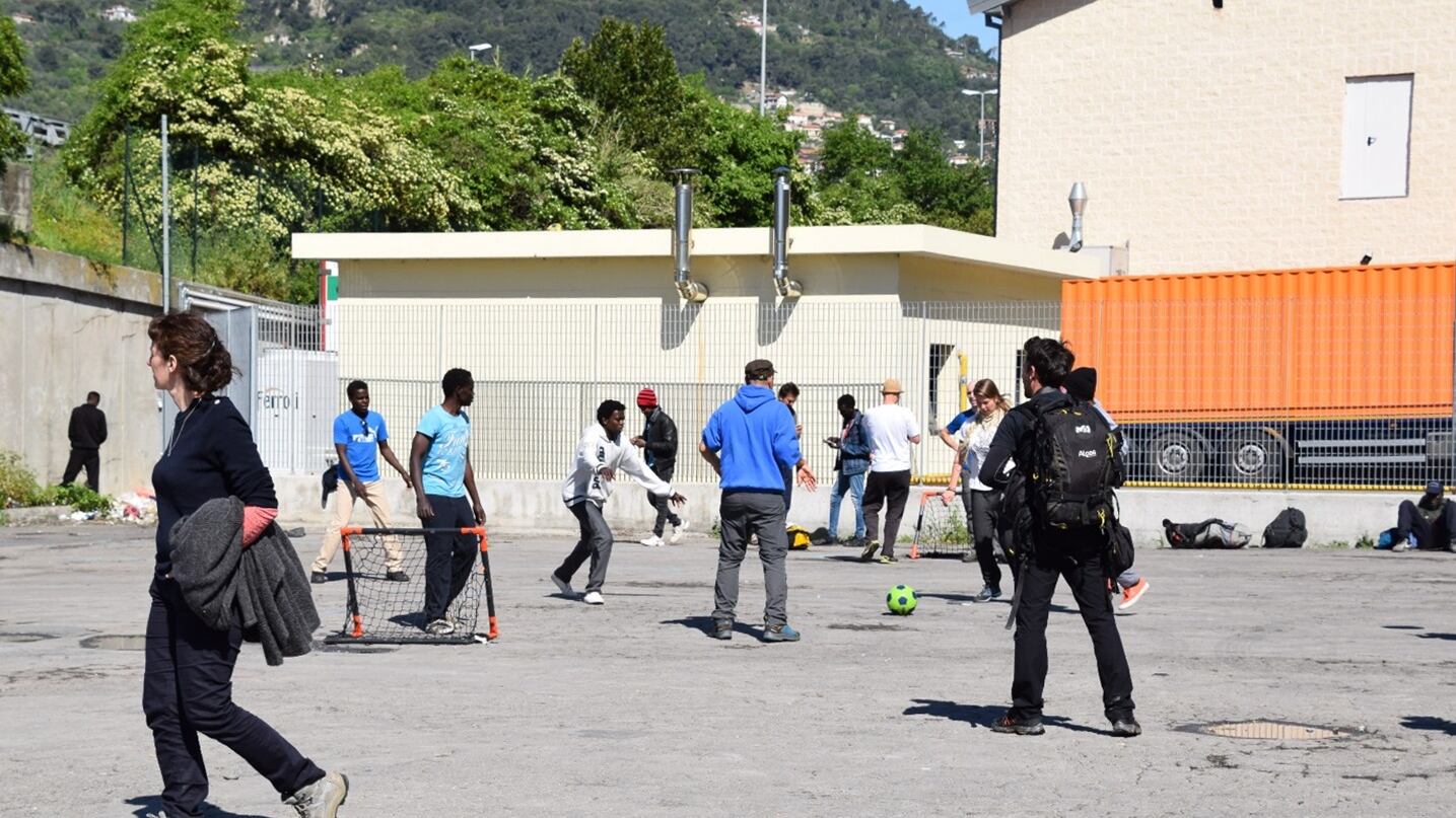 C'è la marcia per l'accoglienza. Ma i migranti preferiscono giocare a calcio