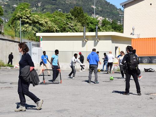 C'è la marcia per l'accoglienza. Ma i migranti preferiscono giocare a calcio