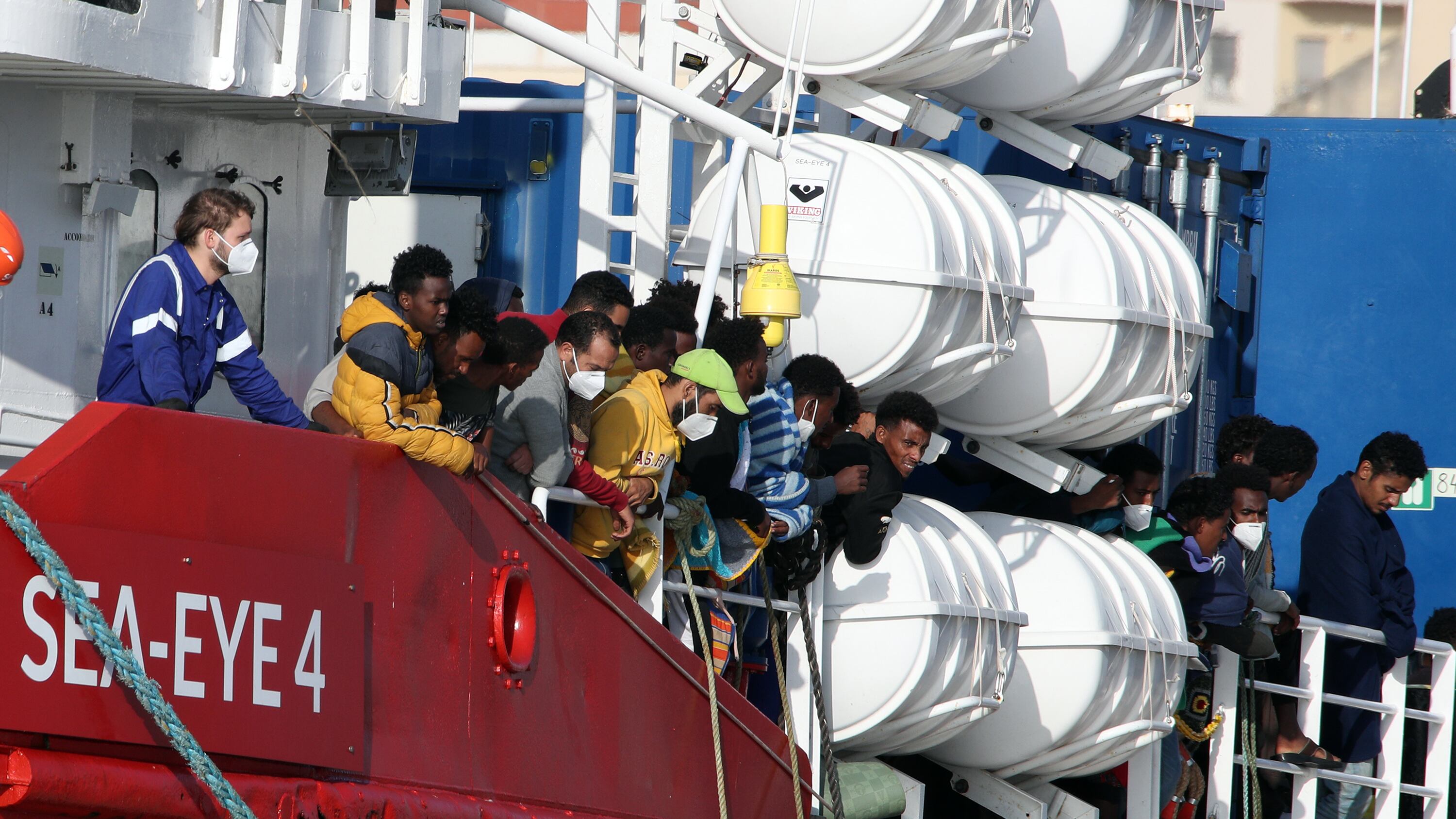 Ong finanziata da Berlino in mare con 2 navi. Ma Scholz: "Nell'Ue entrino meno migranti"