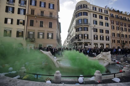 I tifosi del Feyenoord assaltano la Barcaccia di piazza di Spagna 8