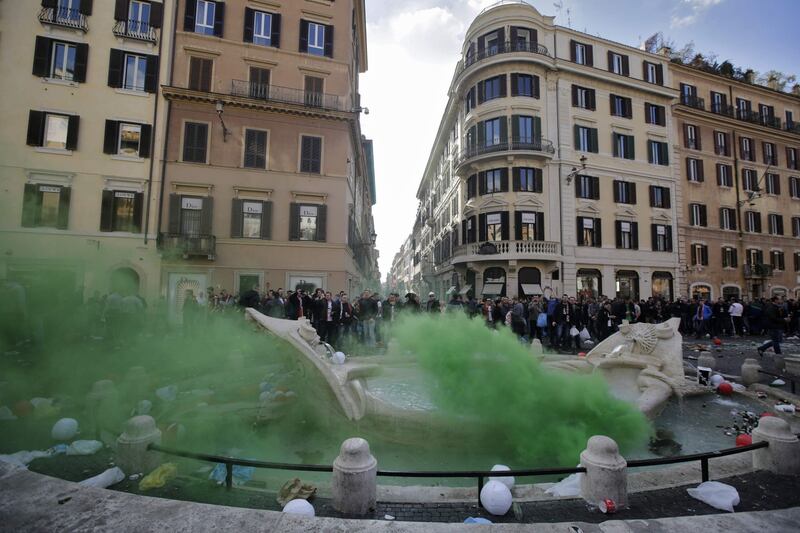 I tifosi del Feyenoord assaltano la Barcaccia di piazza di Spagna 8