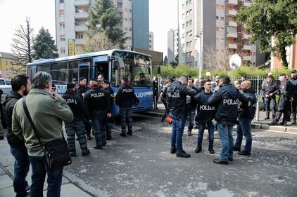 Milano, sgomberato il residence Cavezzali 14