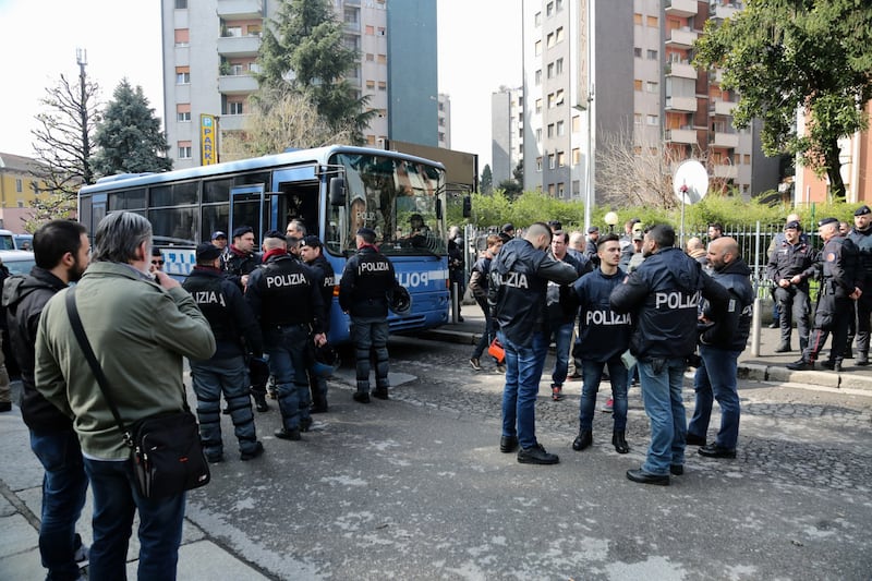Milano, sgomberato il residence Cavezzali 14