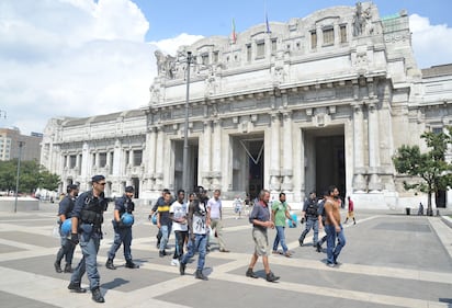 Milano, blitz anti-migranti in stazione Centrale 16