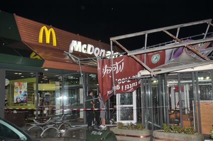 Crolla gazebo di McDonald's: un bimbo ferito 2
