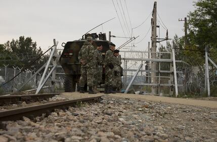 La polizia greca sgombera il campo profughi di Idomeni 12