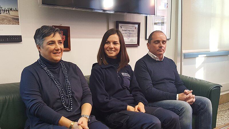 Vigilessa diventa ostetrica e aiuta a partorire una donna che viaggiava in un taxi