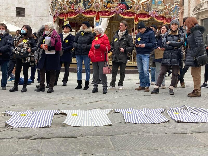 Manifestazioni no vax nel Giorno della memoria 8