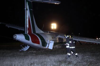 Fiumicino, aereo col carrello spezzato 4