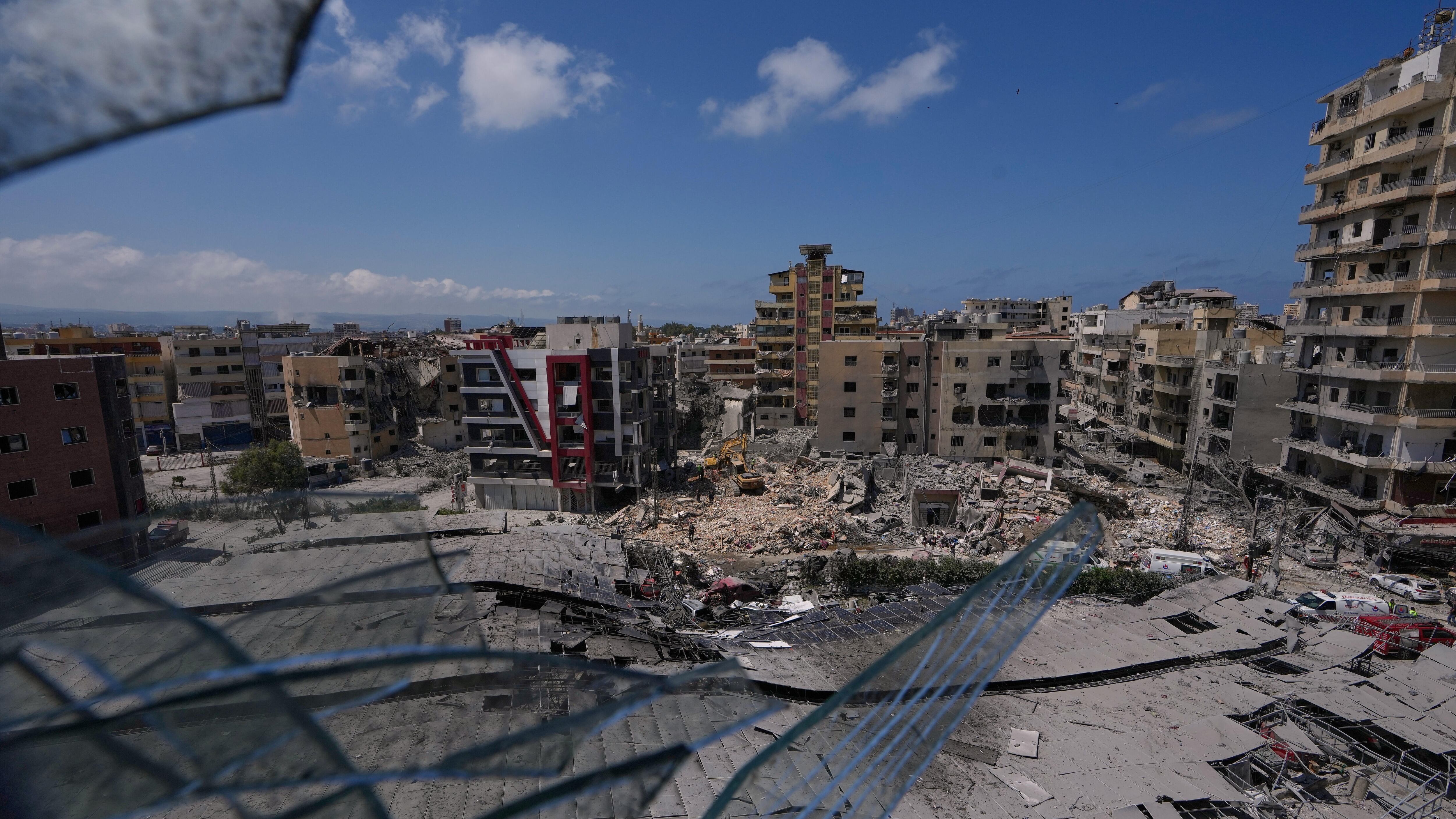 Israele-Libano, ucciso un casco blu. Hezbollah respinge l'accordo sul cessate il fuoco. Trump: "Non abbiamo bisogno dell'aiuto degli europei"