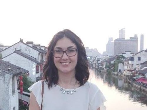 Cina, giovane italiana precipita dal terzo piano di un palazzo e muore