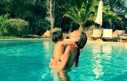 Belen Rodriguez: vacanza da single e il costume è hot 17