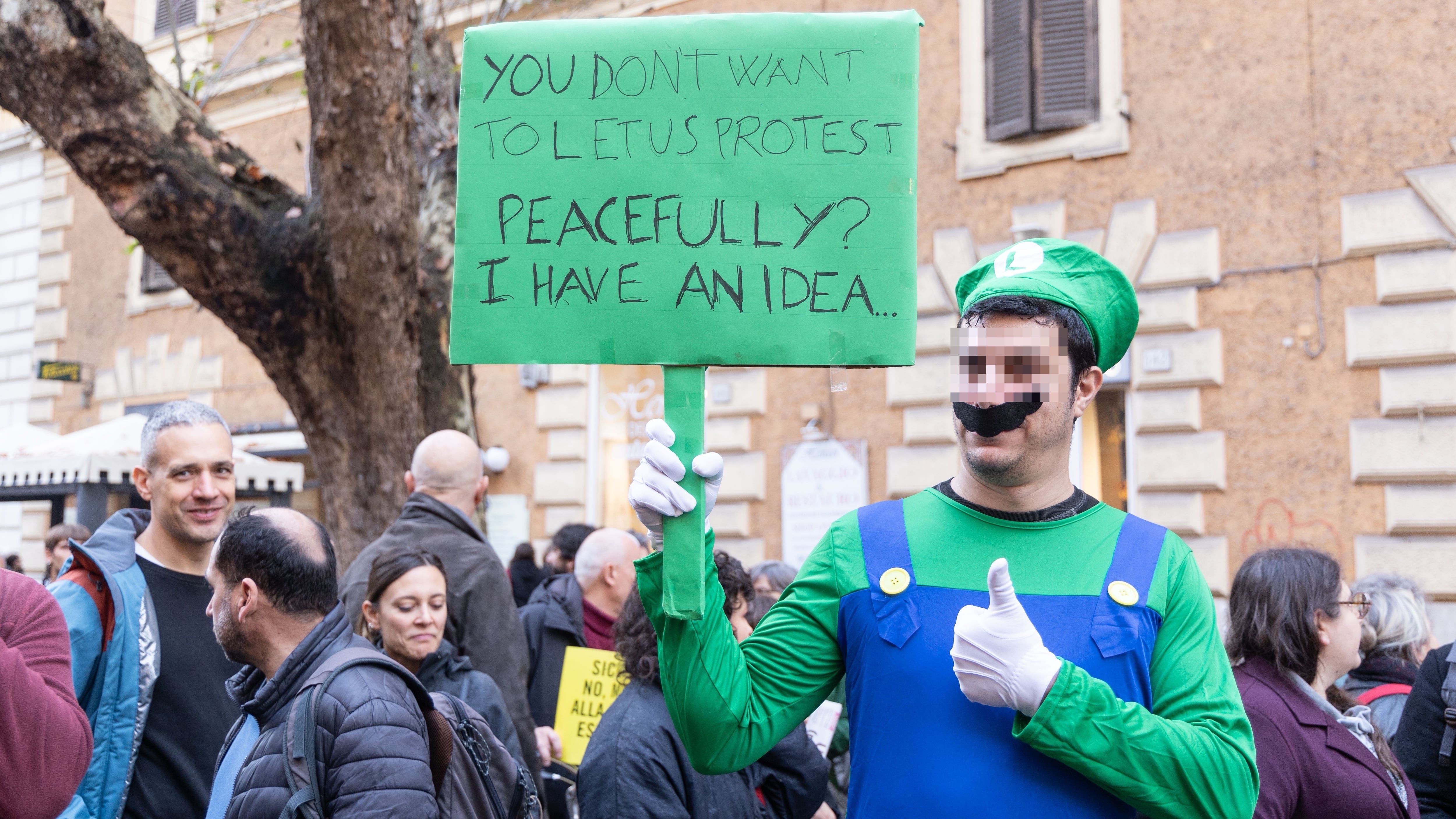 Al corteo contro il dl Sicurezza il killer Usa Mangione diventa un modello da imitare