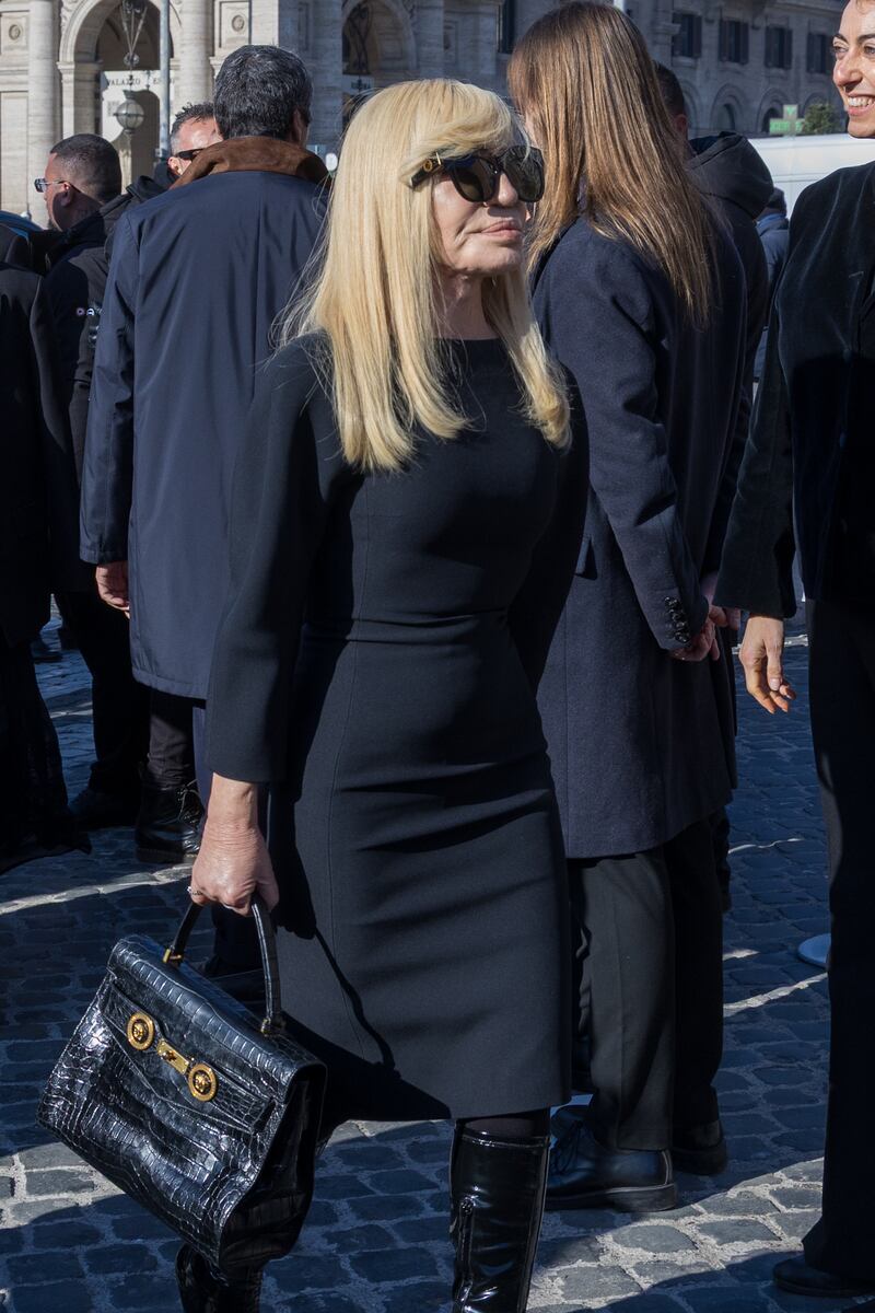 ddio a Valentino: Roma si ferma per l’ultimo saluto al re della moda, tra vip e istituzioni 3