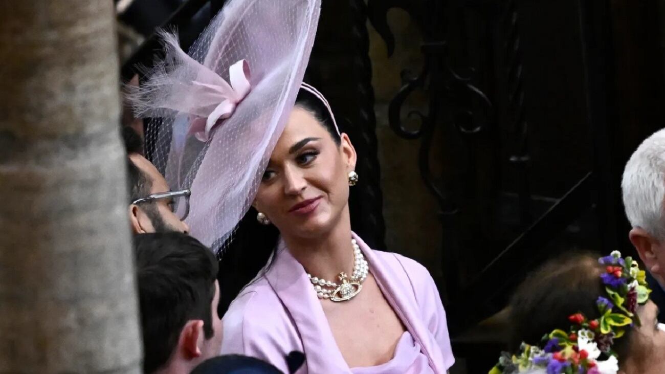 "Tranquilli, ho trovato il posto". Cosa ha fatto Katy Perry all'incoronazione di re Carlo