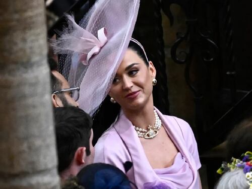 "Tranquilli, ho trovato il posto". Cosa ha fatto Katy Perry all'incoronazione di re Carlo