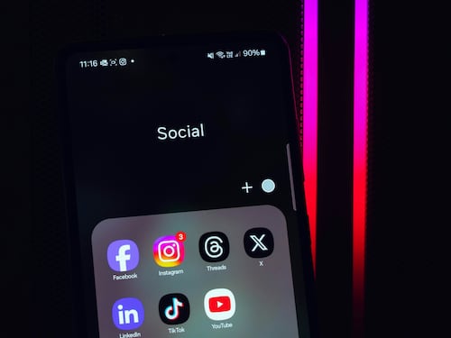 Stop alla legge anti-social di Macron. Che insiste