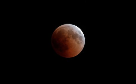L'eclissi totale di Luna più lunga del secolo 7