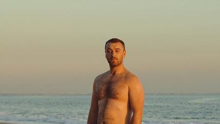 Sam Smith si mostra a petto nudo: "Basta complessi inutili!"