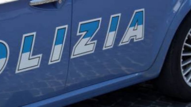 Roma, 91enne sorpresa a rubare un profumo: poliziotti pagano il conto