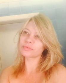 Anna Falchi, bacio hot per i fan 16