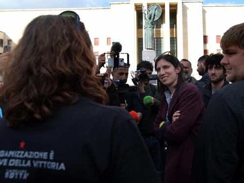 "Non vogliamo passerelle". Schlein contestata davanti alla Sapienza