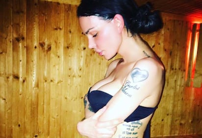 Nina Moric, scatto hot in sauna 1