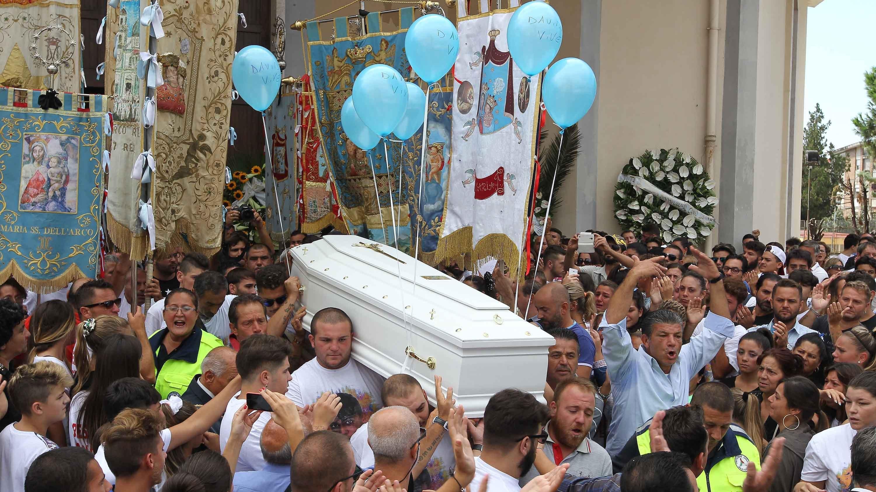 Funerali di odio: «Quel carabiniere deve suicidarsi»