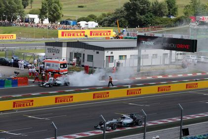 La Mercedes di Hamilton va in fiamme 3