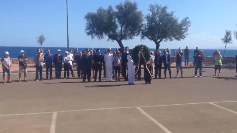 Porto Torres, sindaco M5s in bermuda alla cerimonia per i Caduti: divampa la polemica