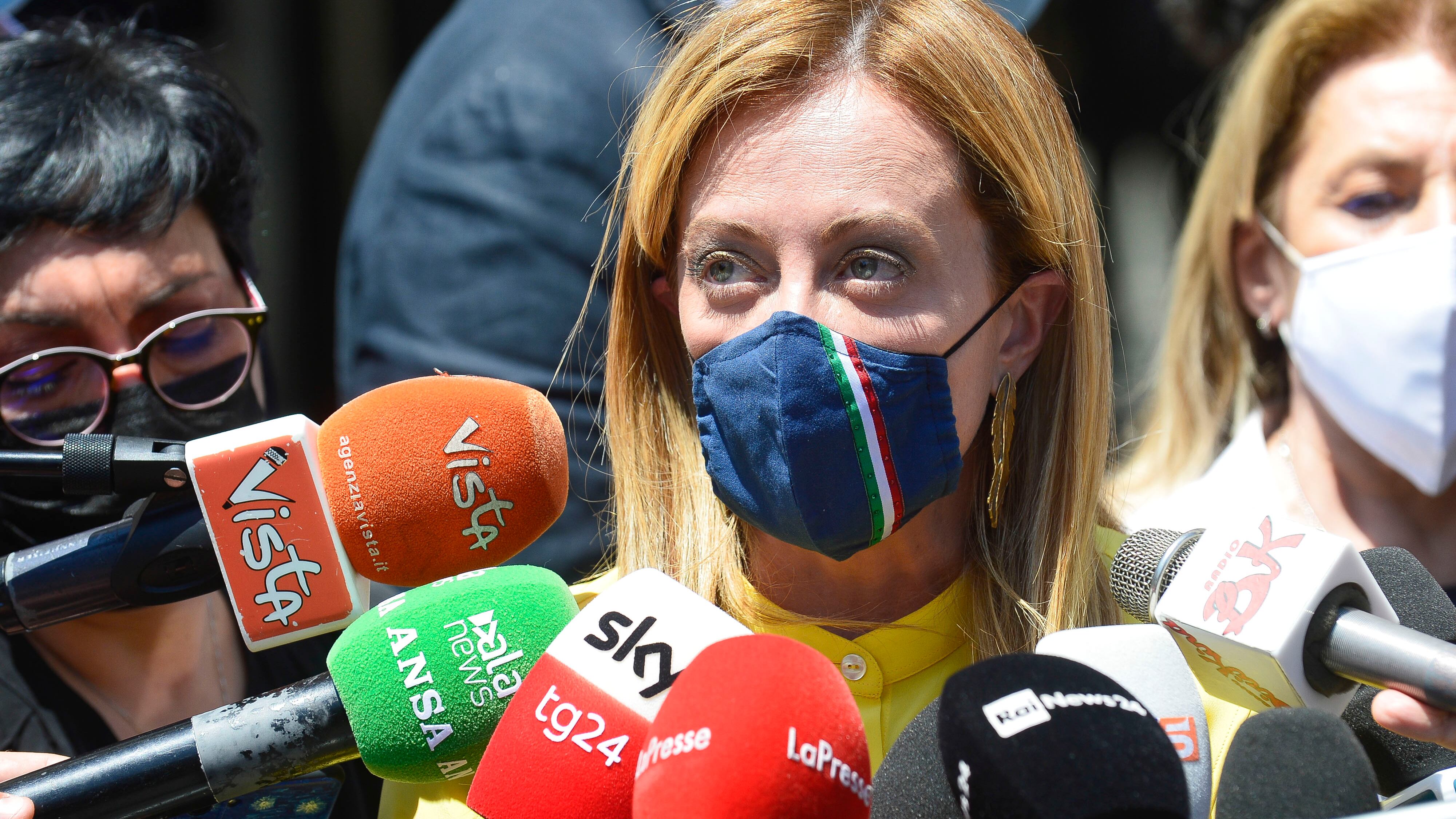 "Diritti...". Vogliono zittirla al comizio. E la Meloni reagisce così