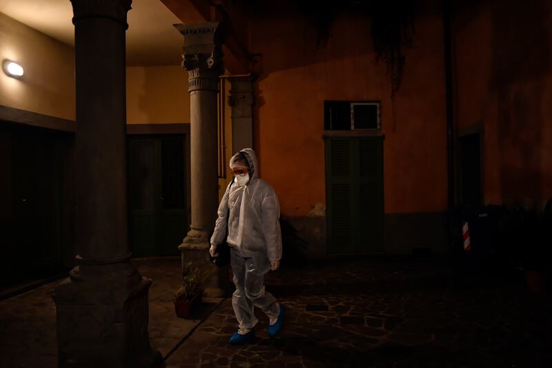Un medico delle Usca in visita domiciliare (La Presse)