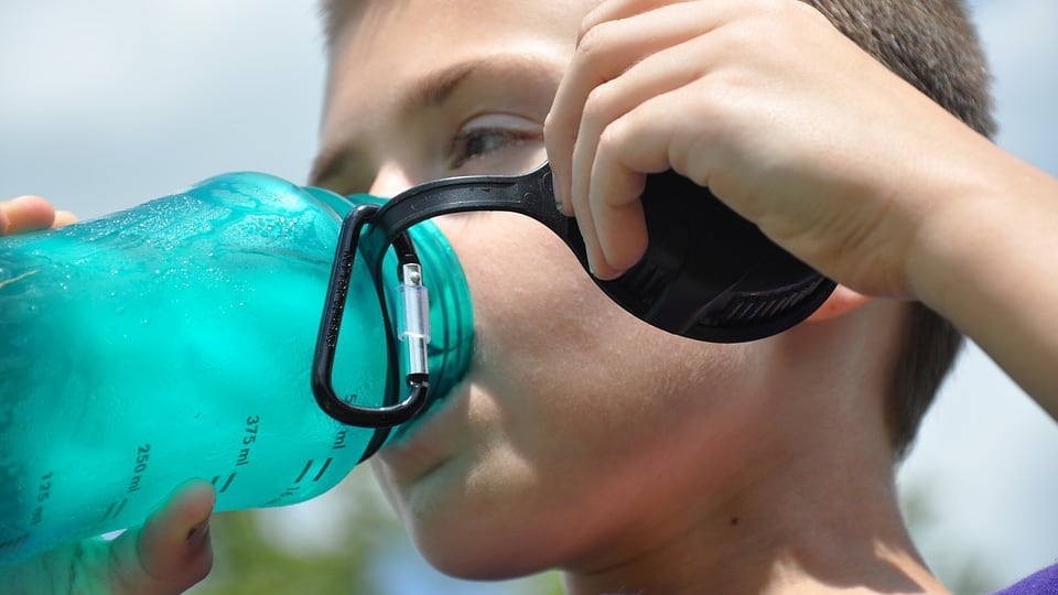 Ecco perché bere troppa acqua fa male