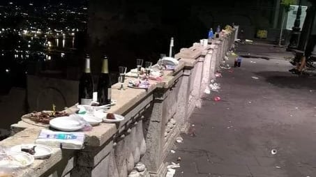 La terrazza di San Martino trasformata in una discarica a cielo aperto