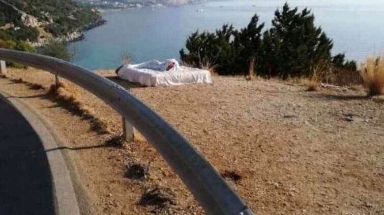 Materasso vista mare sulla piazzola in strada: multata coppia di turisti
