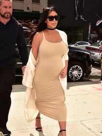 Kim Kardashian, maglietta bagnata senza reggiseno 33