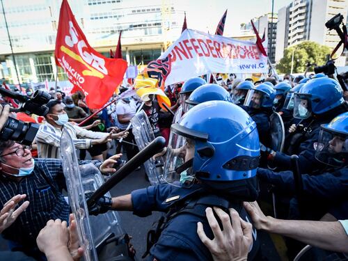 "Governatore assassino". L'odio rosso sfila in corteo