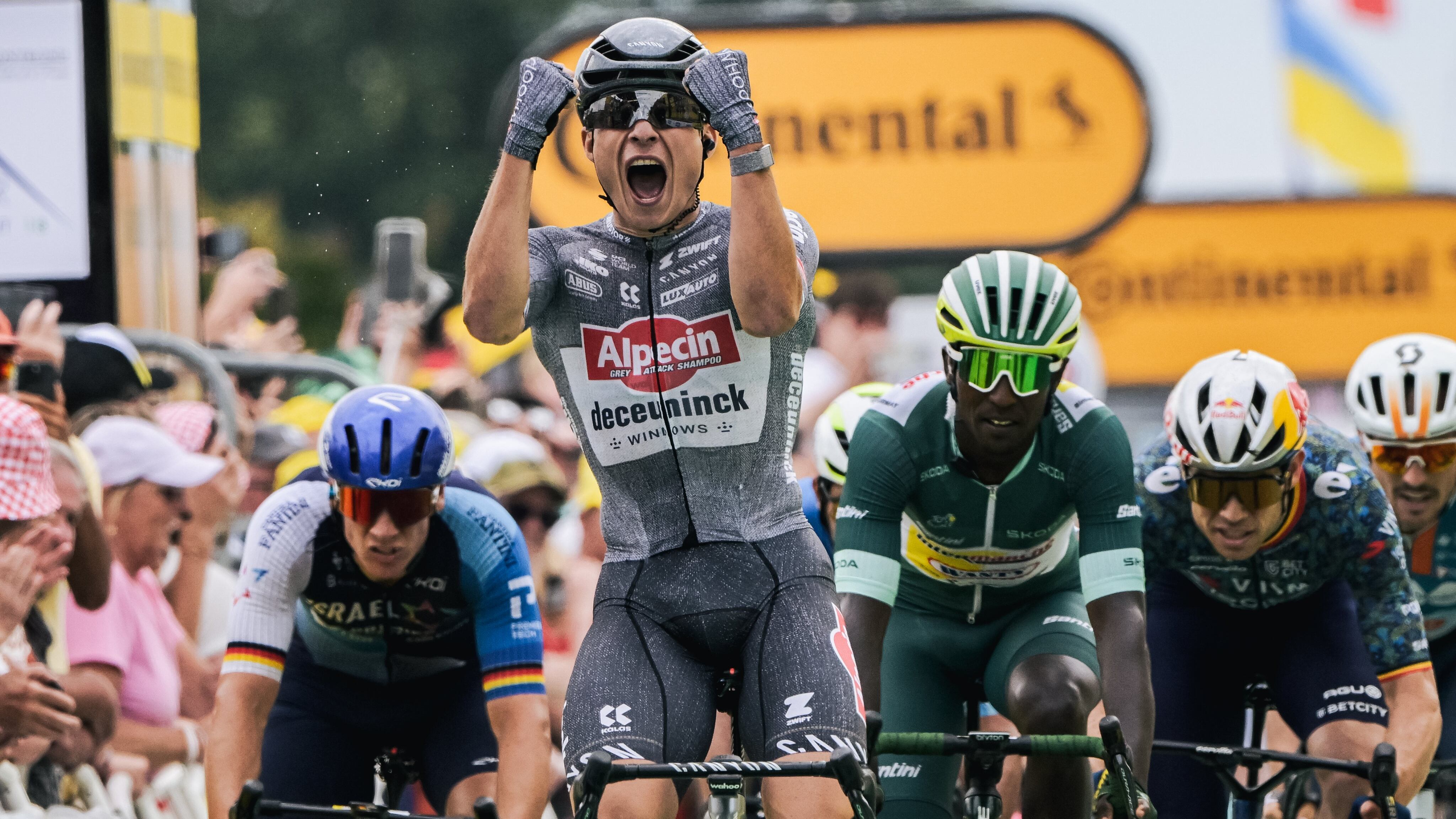 Tour, zero attacchi, finale esplosivo: Philipsen vince la sua prima tappa in volata