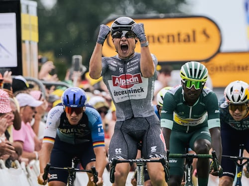 Tour, zero attacchi, finale esplosivo: Philipsen vince la sua prima tappa in volata
