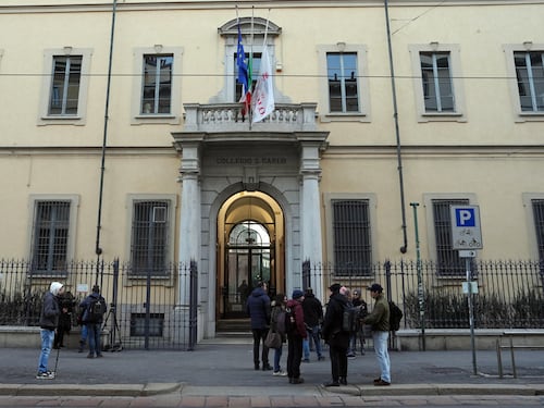 I fiori bianchi, gli abbracci, le maestre. Il nonno: "Siamo distrutti"