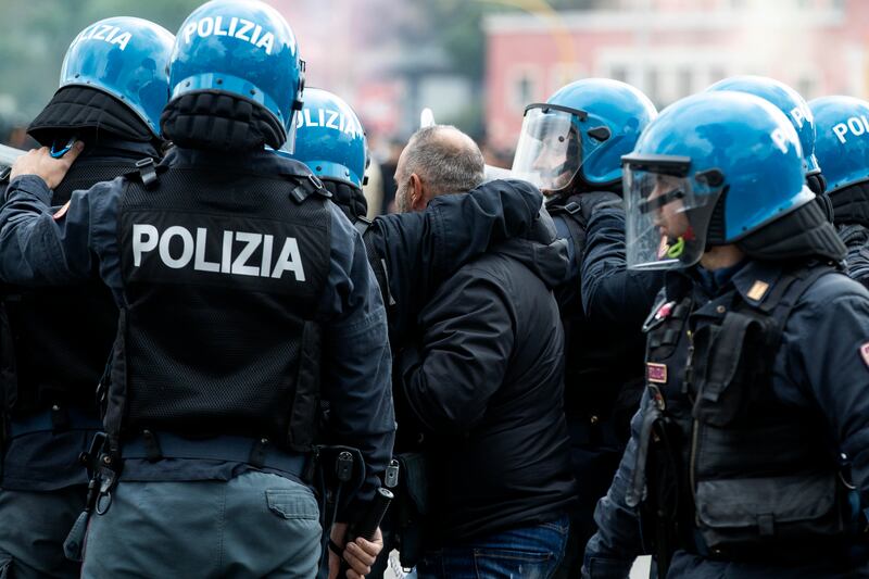 Scontri tra tifosi prima del derby Lazio-Roma: le immagini 9