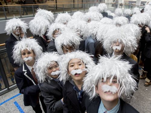 A Toronto centinaia di sosia di Albert Einstein