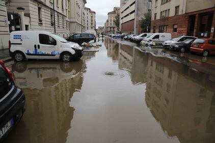 Esonda il Seveso: Milano ancora sott'acqua 9