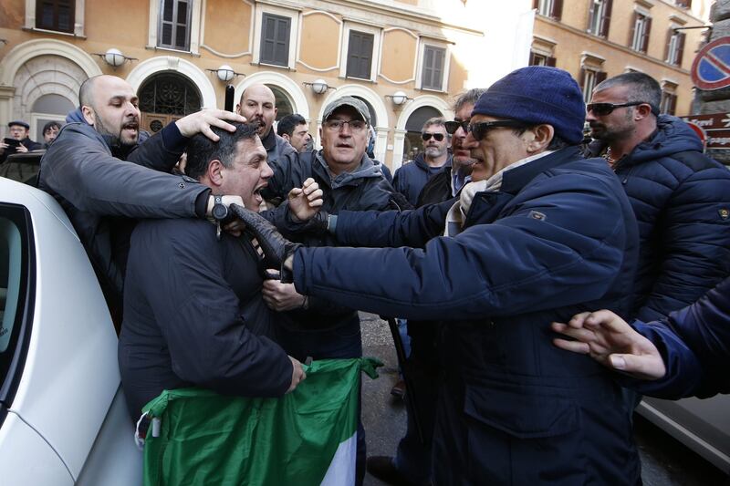 Scontri davanti la sede del Pd in Via del Nazareno 6