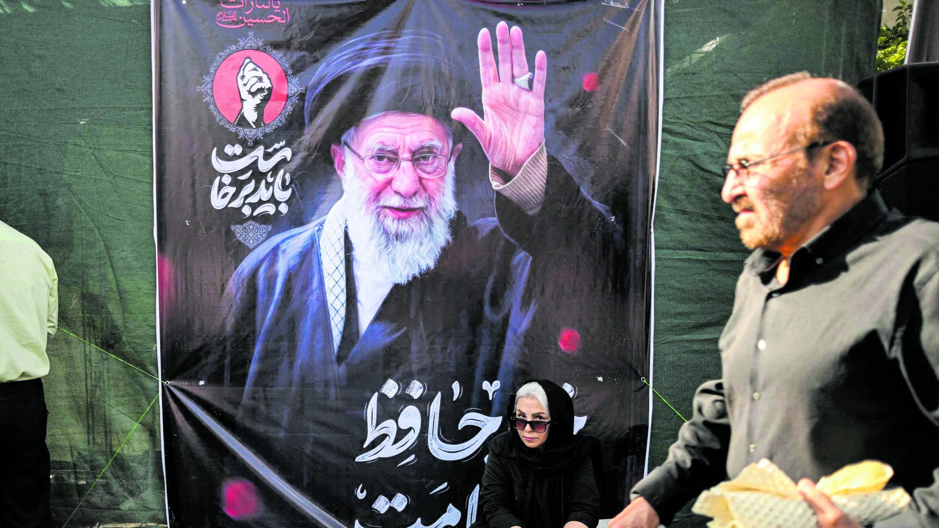 Teheran, i cori della piazza pro-Khamenei: "Morte a Trump e Bibi"